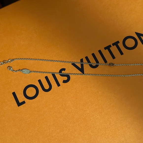 Louis Vuitton essential V necklace - Picture 3 of 7